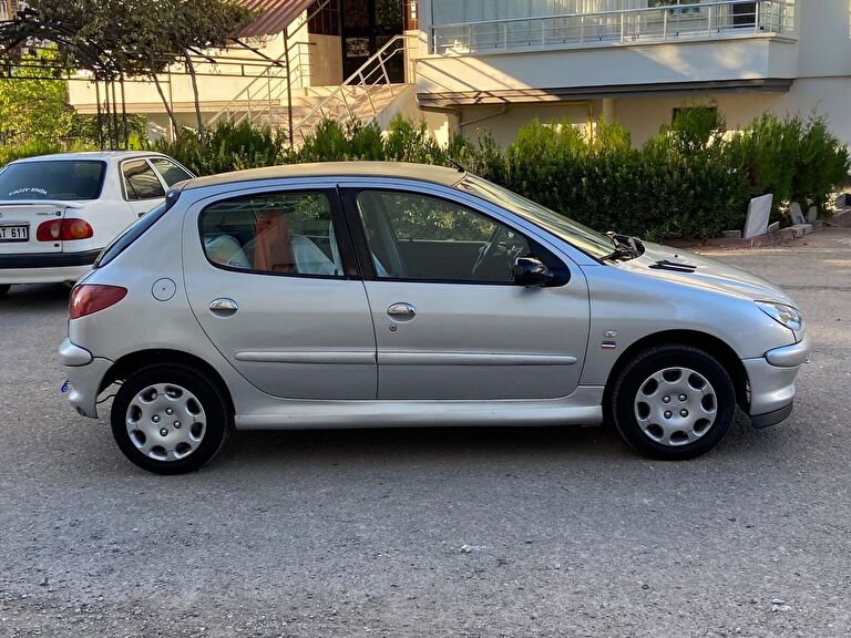 PEUGEOT 206