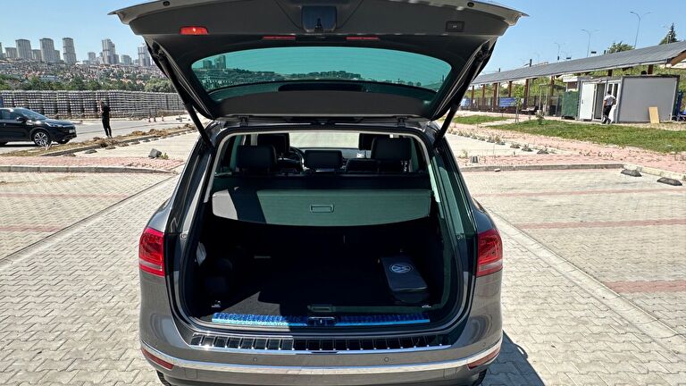 VOLKSWAGEN TOUAREG