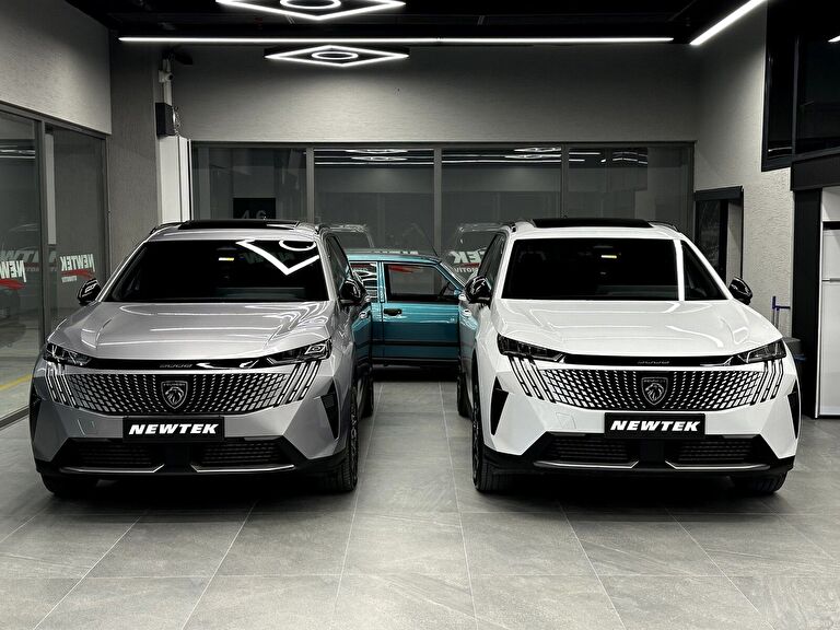 PEUGEOT 5008