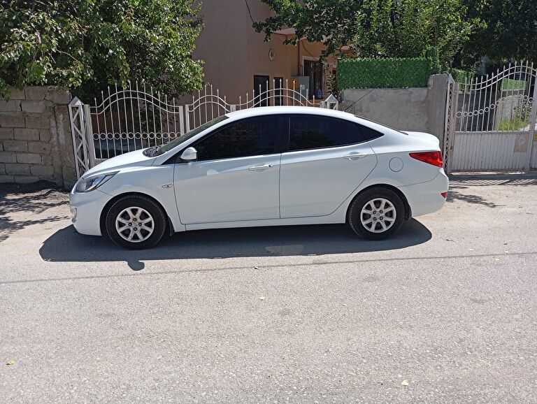 HYUNDAI ACCENT BLUE
