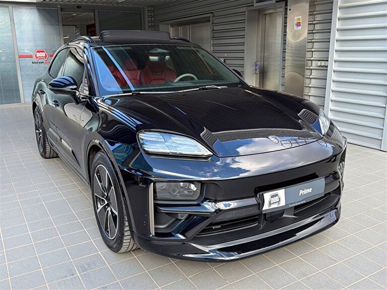 PORSCHE MACAN