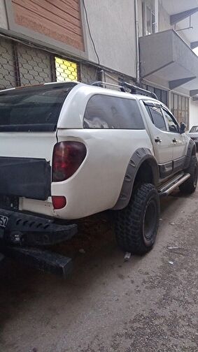 MITSUBISHI L200