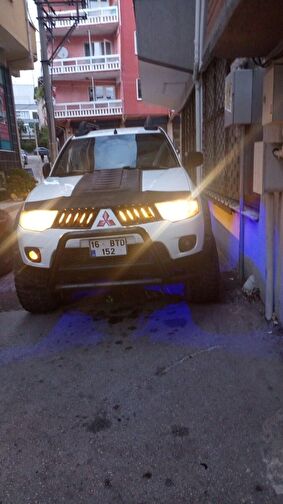 MITSUBISHI L200
