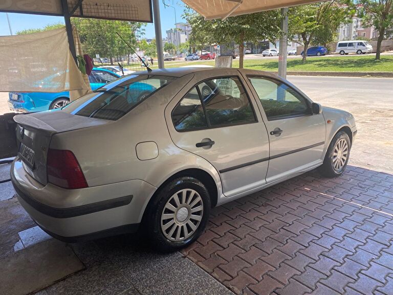 VOLKSWAGEN BORA