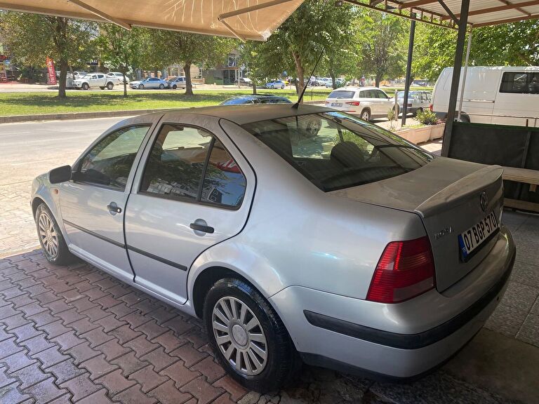 VOLKSWAGEN BORA