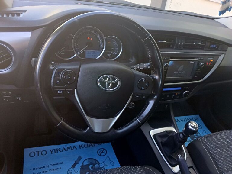 TOYOTA AURIS