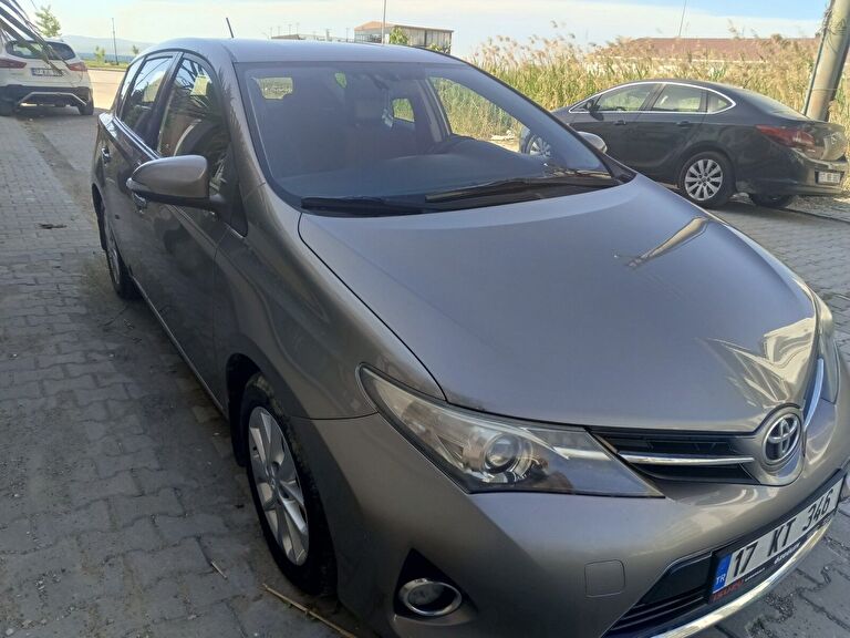 TOYOTA AURIS