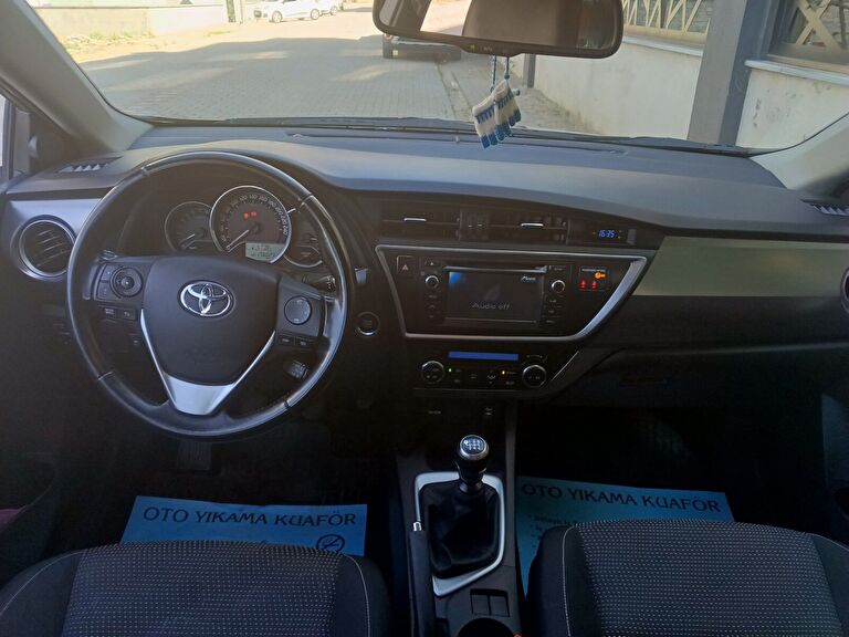 TOYOTA AURIS
