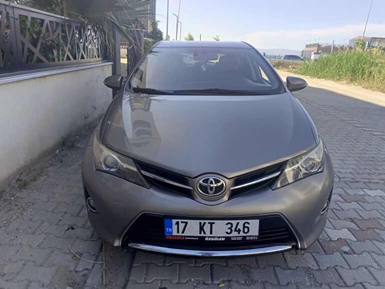 TOYOTA AURIS