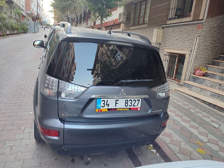 MITSUBISHI OUTLANDER