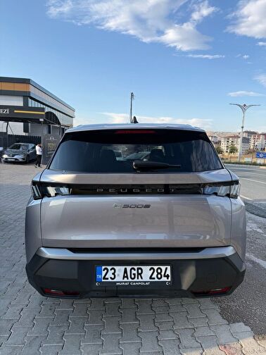 PEUGEOT E-5008