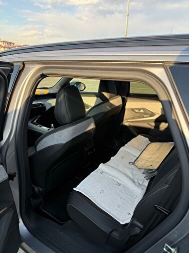 PEUGEOT E-5008