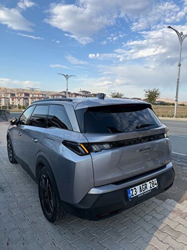 PEUGEOT E-5008