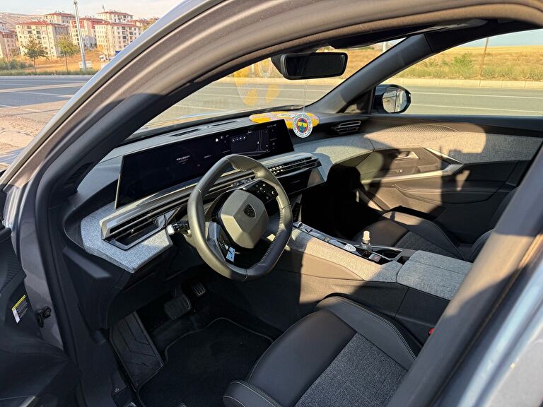 PEUGEOT E-5008