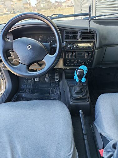 RENAULT 19