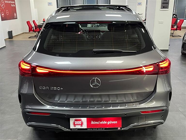 MERCEDES-BENZ EQA