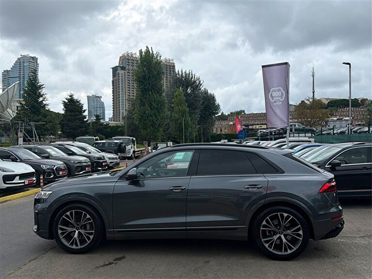 AUDI Q8 SUV