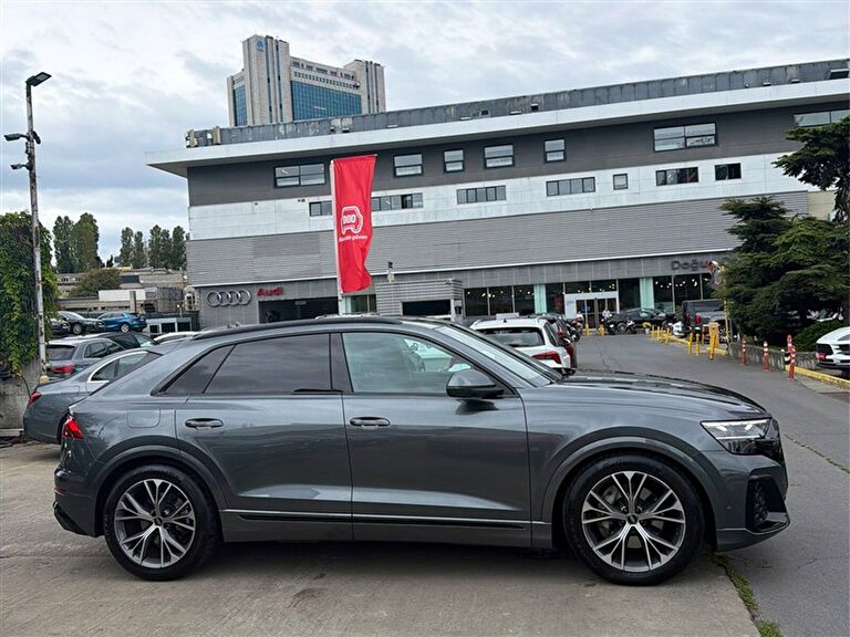 AUDI Q8 SUV