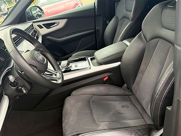 AUDI Q8 SUV