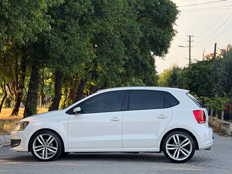 VOLKSWAGEN POLO