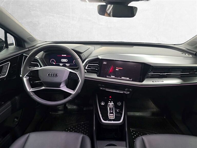 AUDI Q4