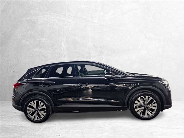 AUDI Q4