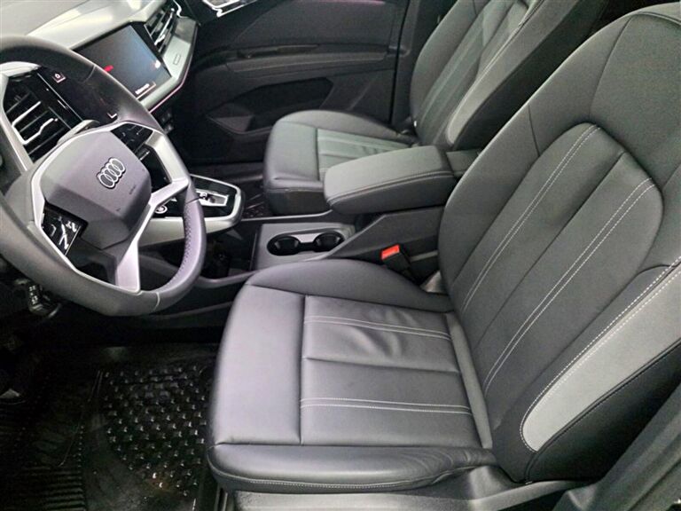 AUDI Q4