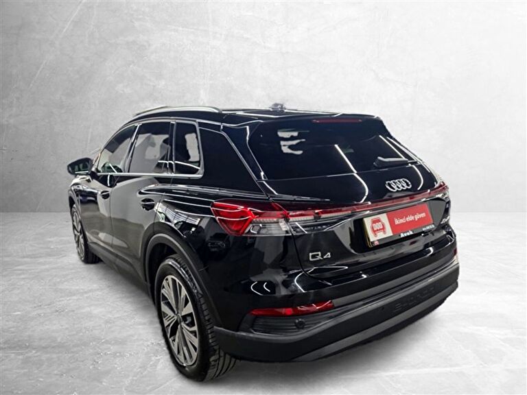 AUDI Q4