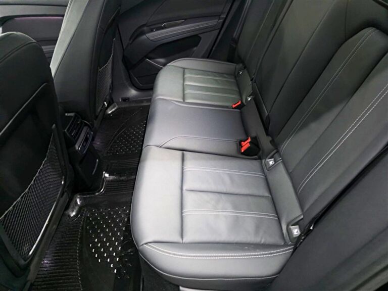 AUDI Q4