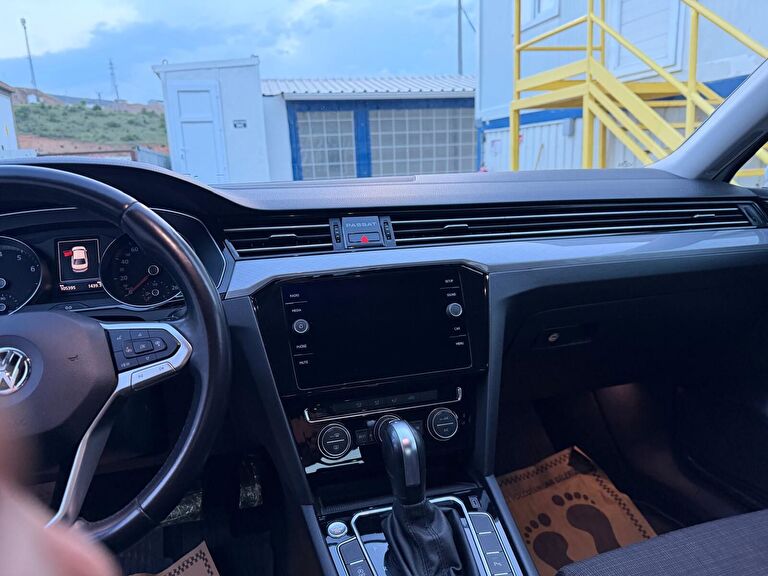 VOLKSWAGEN PASSAT
