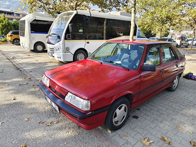 RENAULT R9