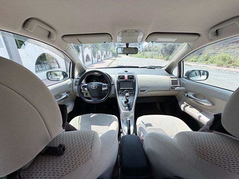 TOYOTA AURIS