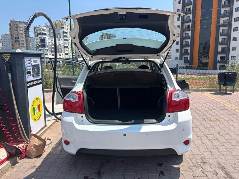 TOYOTA AURIS