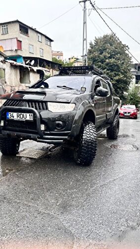 MITSUBISHI L200