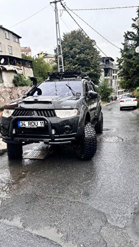 MITSUBISHI L200