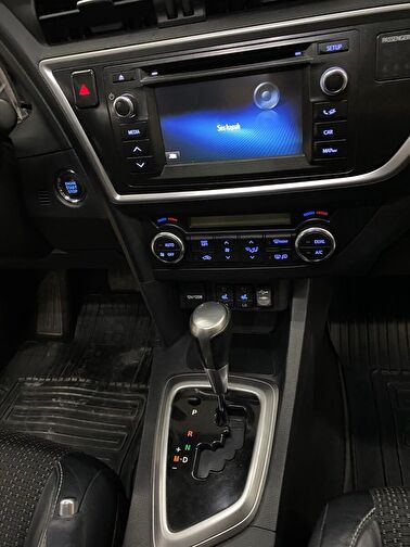 TOYOTA AURIS