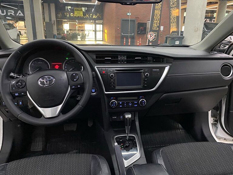 TOYOTA AURIS
