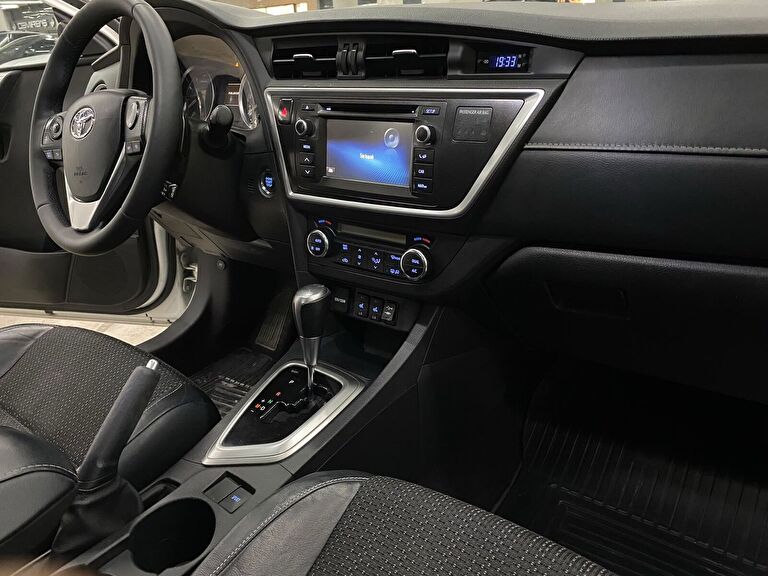 TOYOTA AURIS