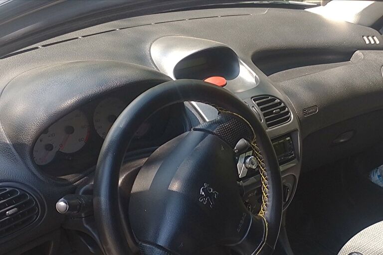 PEUGEOT 206
