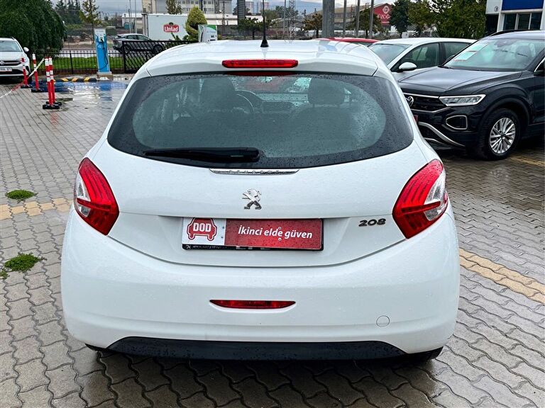 PEUGEOT 208