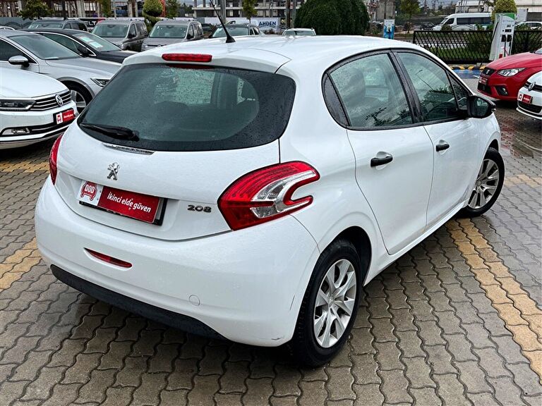 PEUGEOT 208