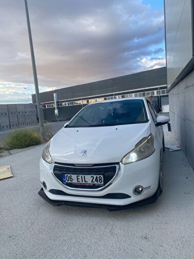 PEUGEOT 208