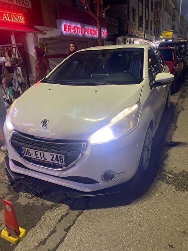 PEUGEOT 208