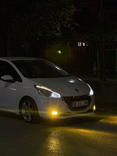 PEUGEOT 208
