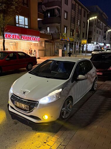 PEUGEOT 208