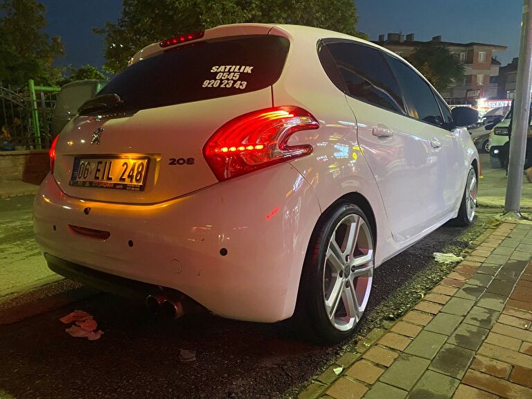 PEUGEOT 208