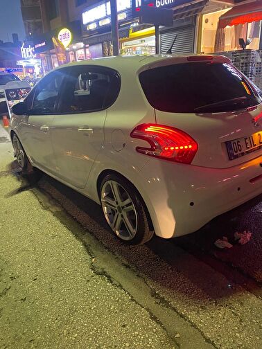 PEUGEOT 208