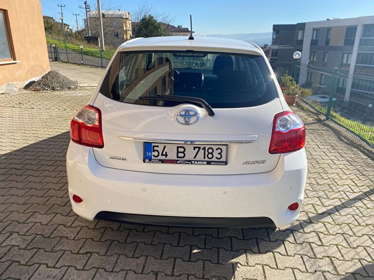 TOYOTA AURIS