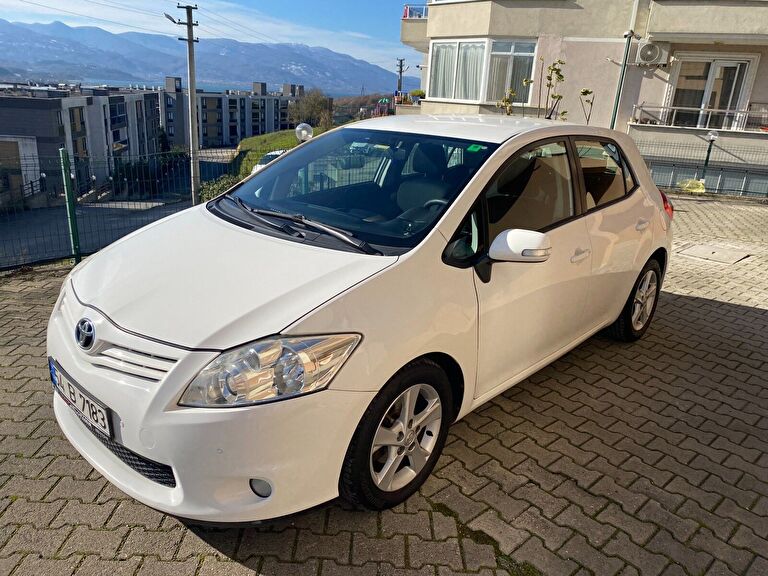 TOYOTA AURIS