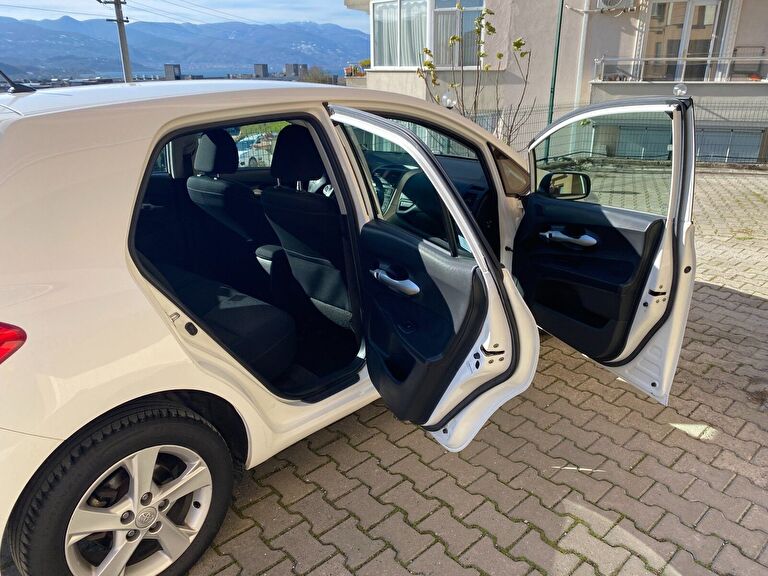 TOYOTA AURIS